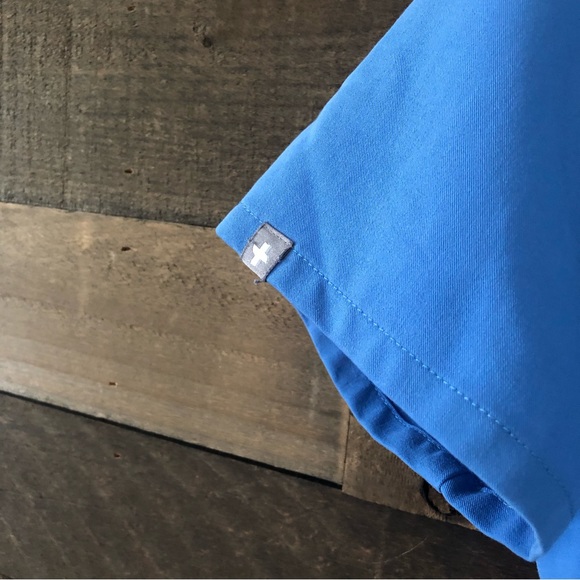 FIGS Women's Catarina Short Sleeve Scrub Top in Light Blue - Picture 4 of 6